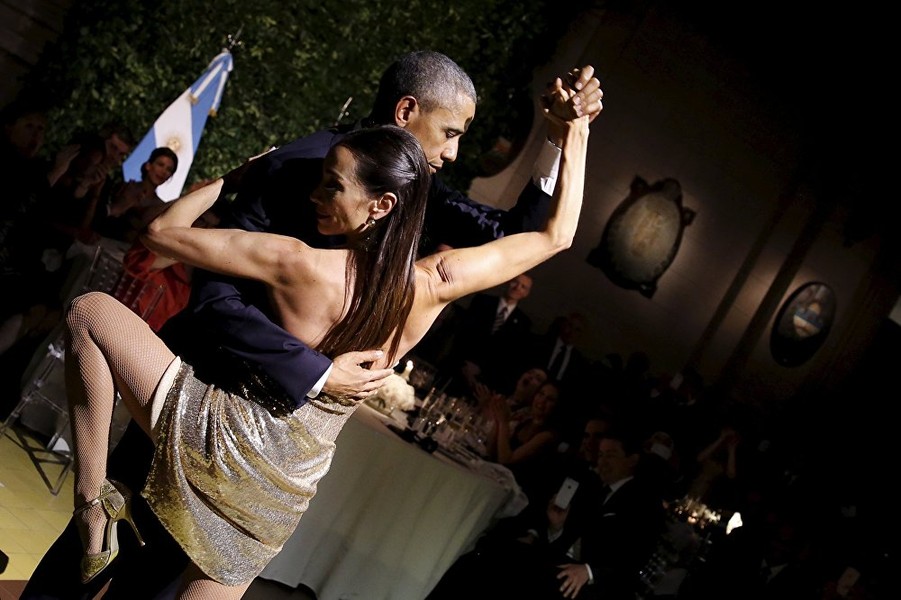  Tổng thống Mỹ Barack Obama nhảy tango trong một bữa ăn tối cấp Nhà nước được tổ chức bởi Tổng thống Argentina Mauricio Macri trong khuôn khổ chuyến thăm 2 ngày của ông Obama tới Buenos Aires. Ảnh chụp ngày 23/3/2016